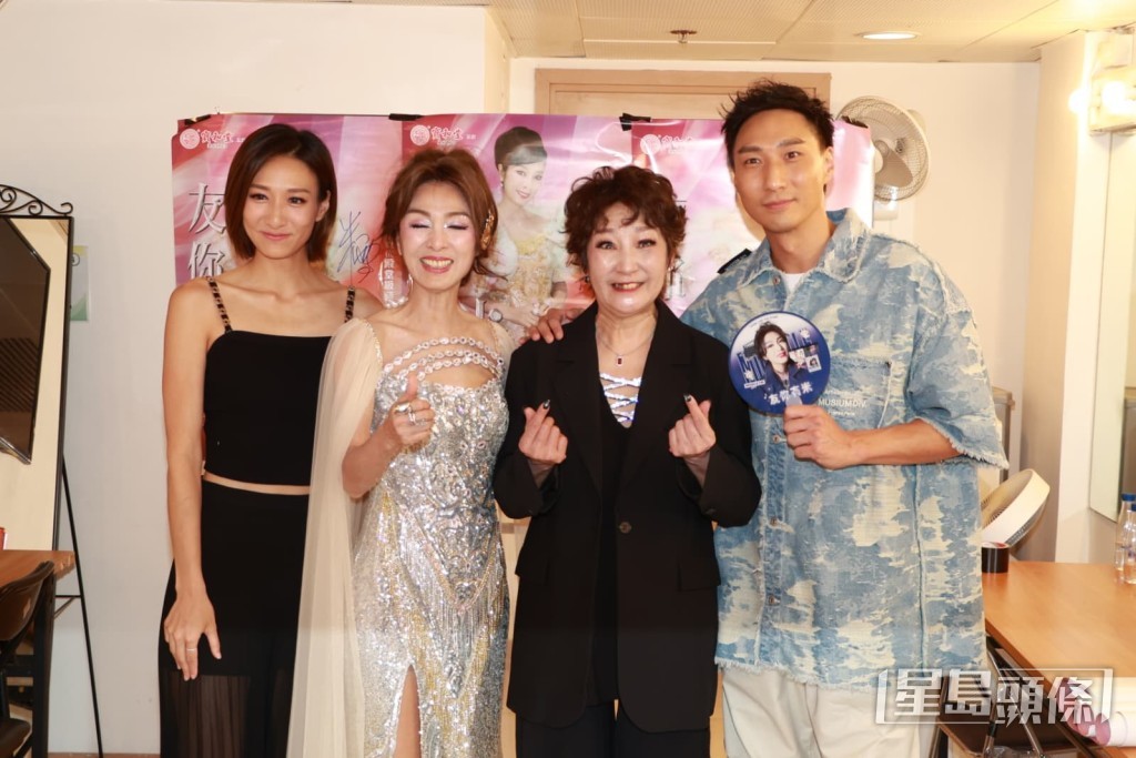 雪梨帶同仔女徐偉棟、徐穎堃上台。