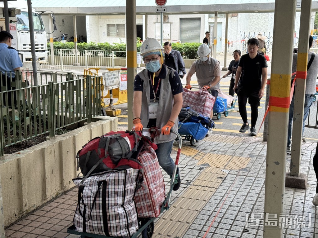 今日是宏福苑居民上樓執拾第6日。 今日是宏福苑居民上樓執拾第6日。