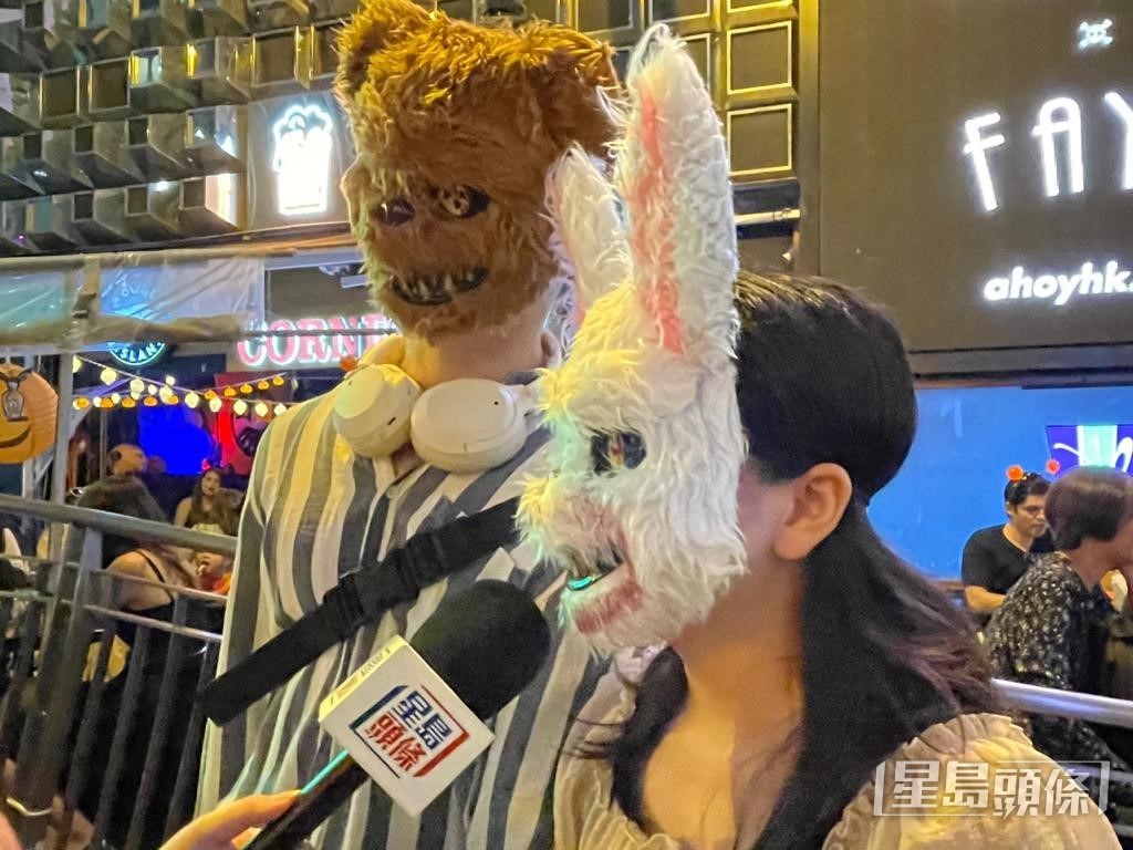 萬聖節.內地遊客劉先生和甘小姐佩戴動物面具,專程來到蘭桂坊感受香港萬聖節中西方文化交融下的獨特魅力。謝宗英攝 萬聖節.內地遊客劉先生和甘小姐佩戴動物面具,專程來到蘭桂坊感受香港萬聖節中西方文化交融下的獨特魅力。謝宗英攝