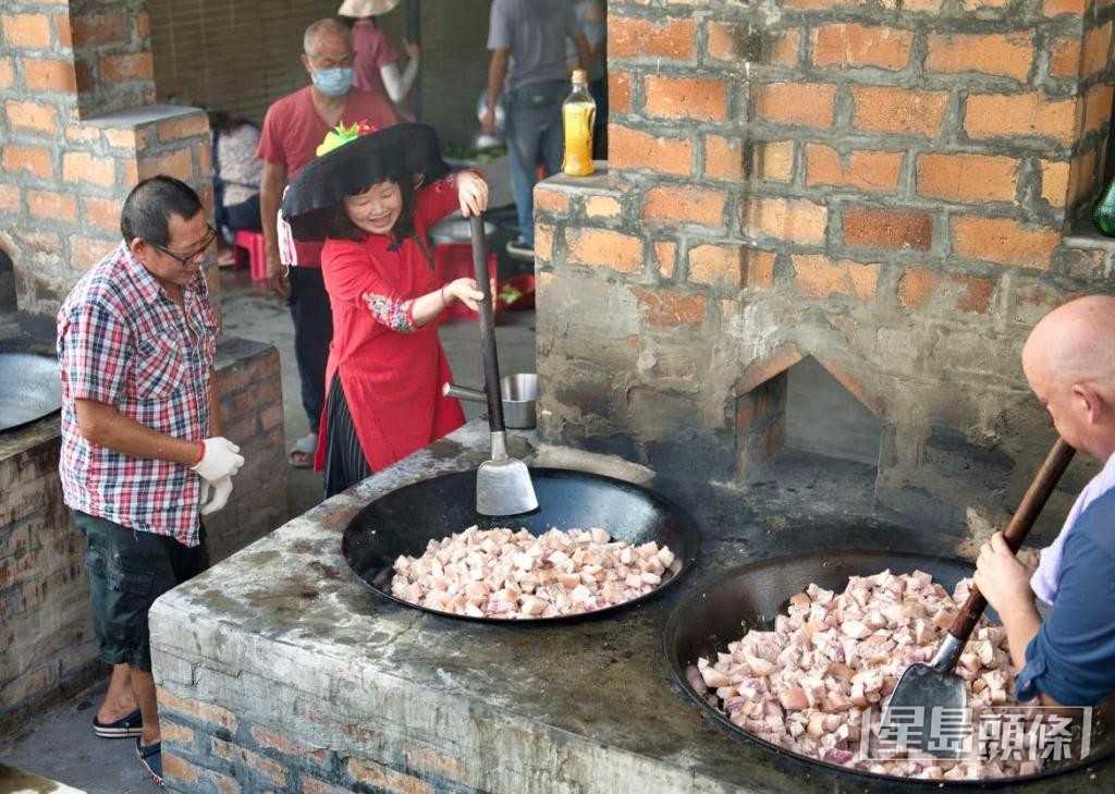 林文映稱，曾為拍攝客家炆豬肉的製作過程，從市區乘搭的士趕赴橫台山。 受訪者提供