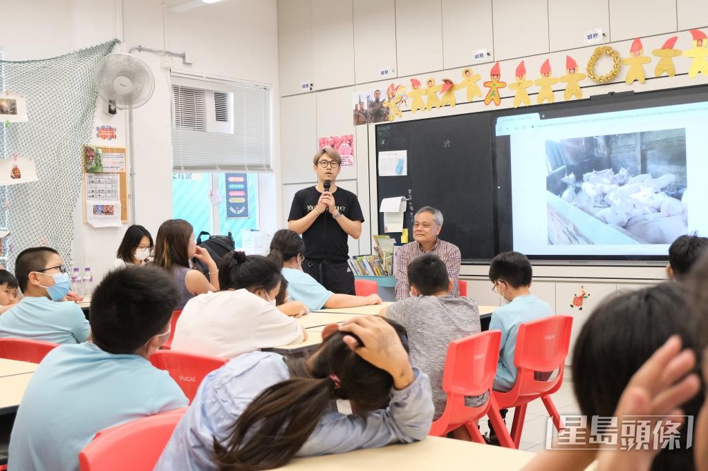 梁仕池到小學講解廚餘的用處。受訪者提供 梁仕池到小學講解廚餘的用處。受訪者提供