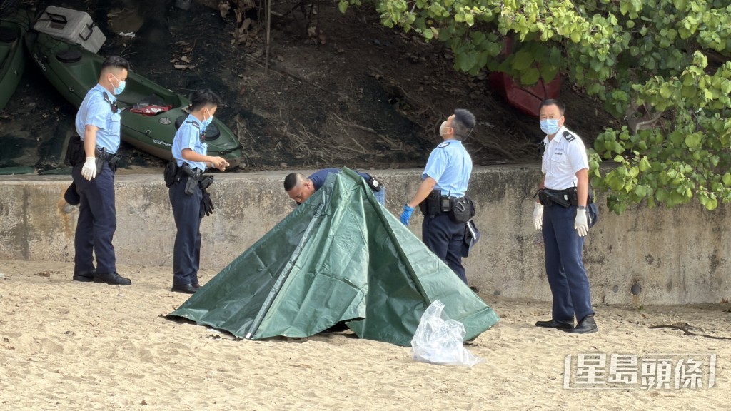 警員檢查死者遺體。 警員檢查死者遺體。