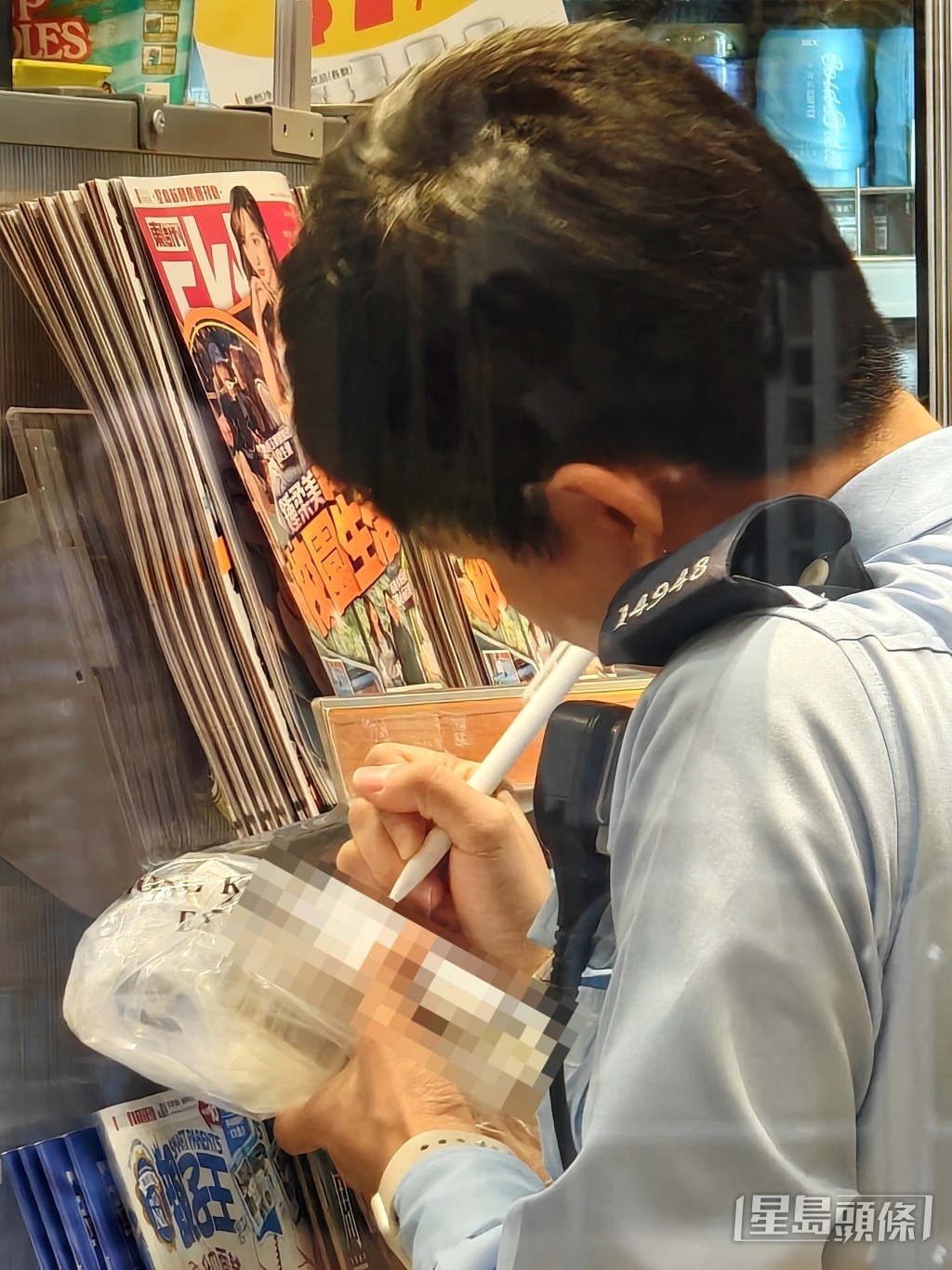 警員檢走一支樽裝茶以待進一步調查。