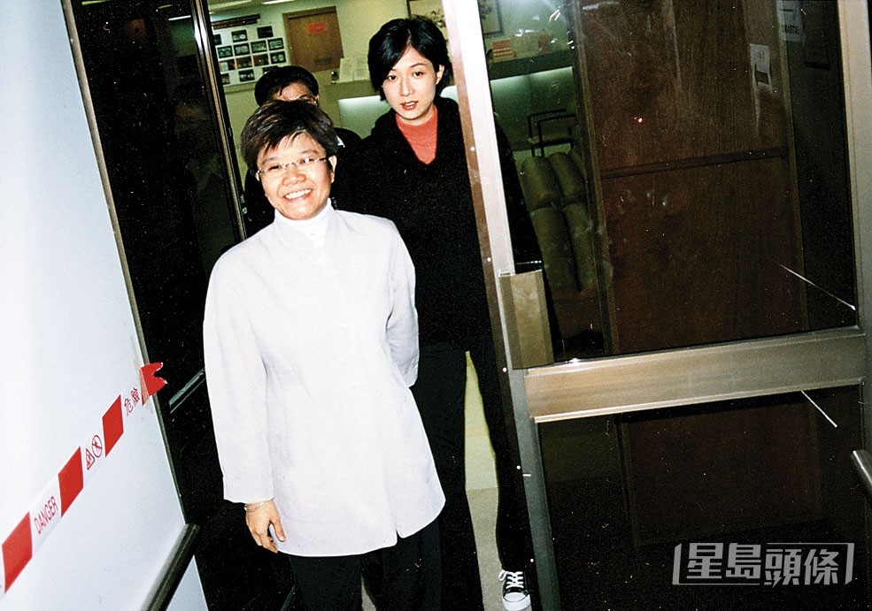 吳綺莉於1999年誕下卓林，母女相依為命。