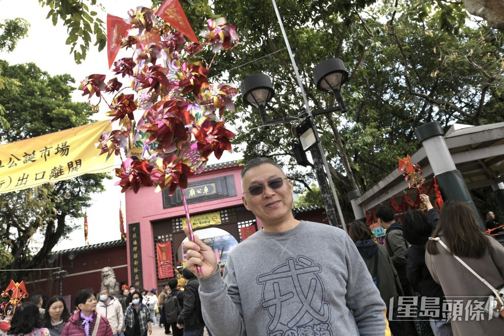 花費268元購買大風車的王先生。黃偉強攝