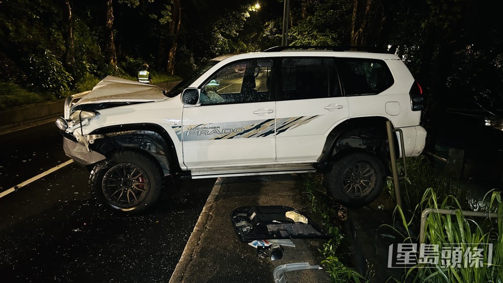 越野四驅車車頭嚴重損毀 。 越野四驅車車頭嚴重損毀 。