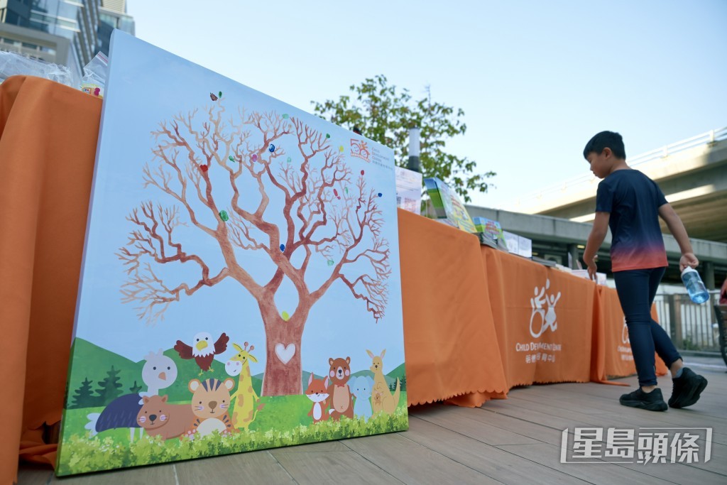 「明德童行50周年慈善步行」於北角海濱長廊開幕。