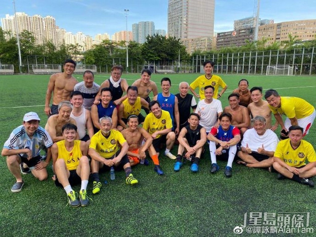 處於人生低谷時唯有靠和明星足球隊踢波散心。