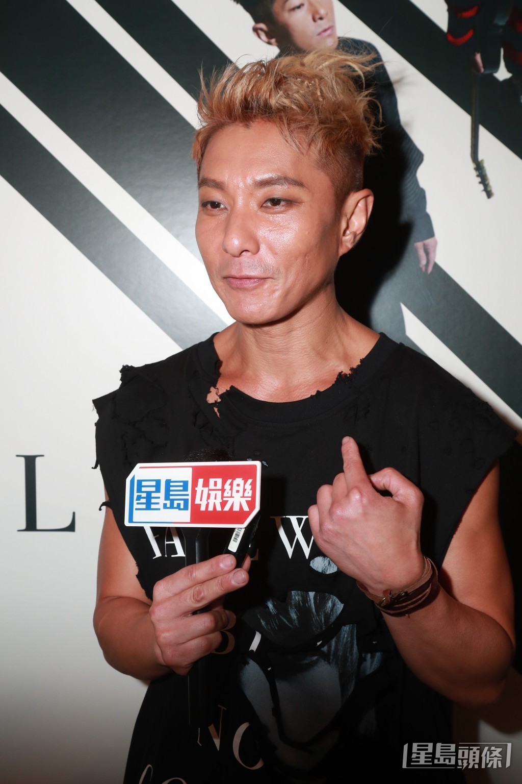 周國賢與LOLLY TALK在後台都有合照,保持安全距離。 周國賢與LOLLY TALK在後台都有合照,保持安全距離。