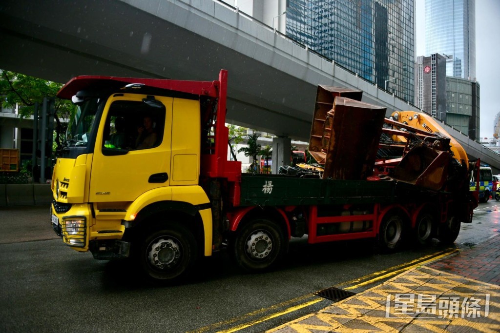 吊臂車的左邊貨斗圍板被壓爛。 吊臂車的左邊貨斗圍板被壓爛。