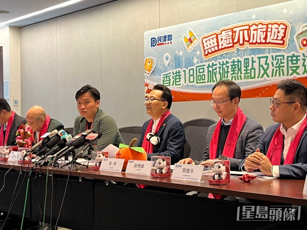 港區全國人大代表召集人、民建聯立法會議員陳勇（左二）。黃子龍攝