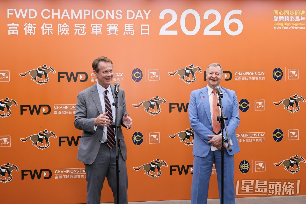 香港賽馬會行政總裁應家柏與香港賽馬會賽馬事務執行總監夏定安一同出席簡報會。