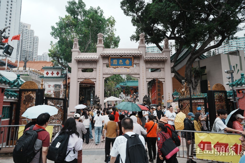 黃大仙祠亦會延長開放時間,今日延至下午6時,明日開放至8時。 黃大仙祠亦會延長開放時間,今日延至下午6時,明日開放至8時。