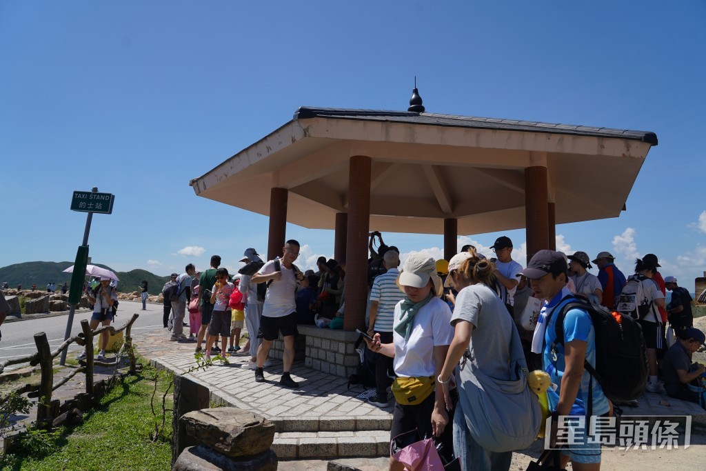 西貢萬宜水庫東壩近年成為內地旅客遊覽熱點，經常出現「逼爆」情況。
