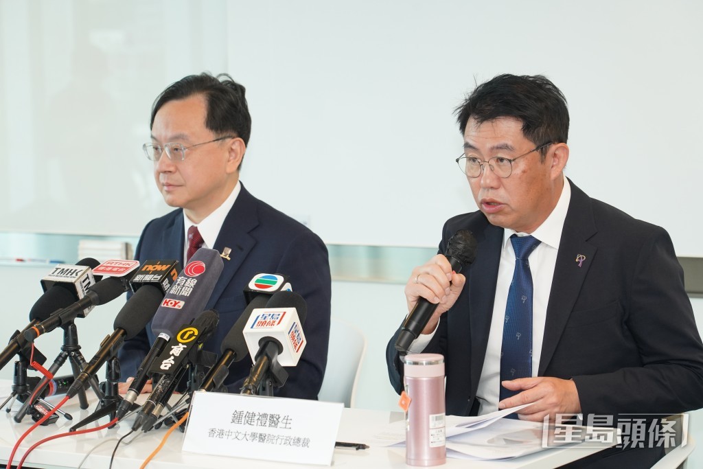 院方召開記者會表示，事件已交由執法機關跟進，並已進入司法程序。左起：中大醫院行政總裁鍾健禮，董事會主席盧煜明。