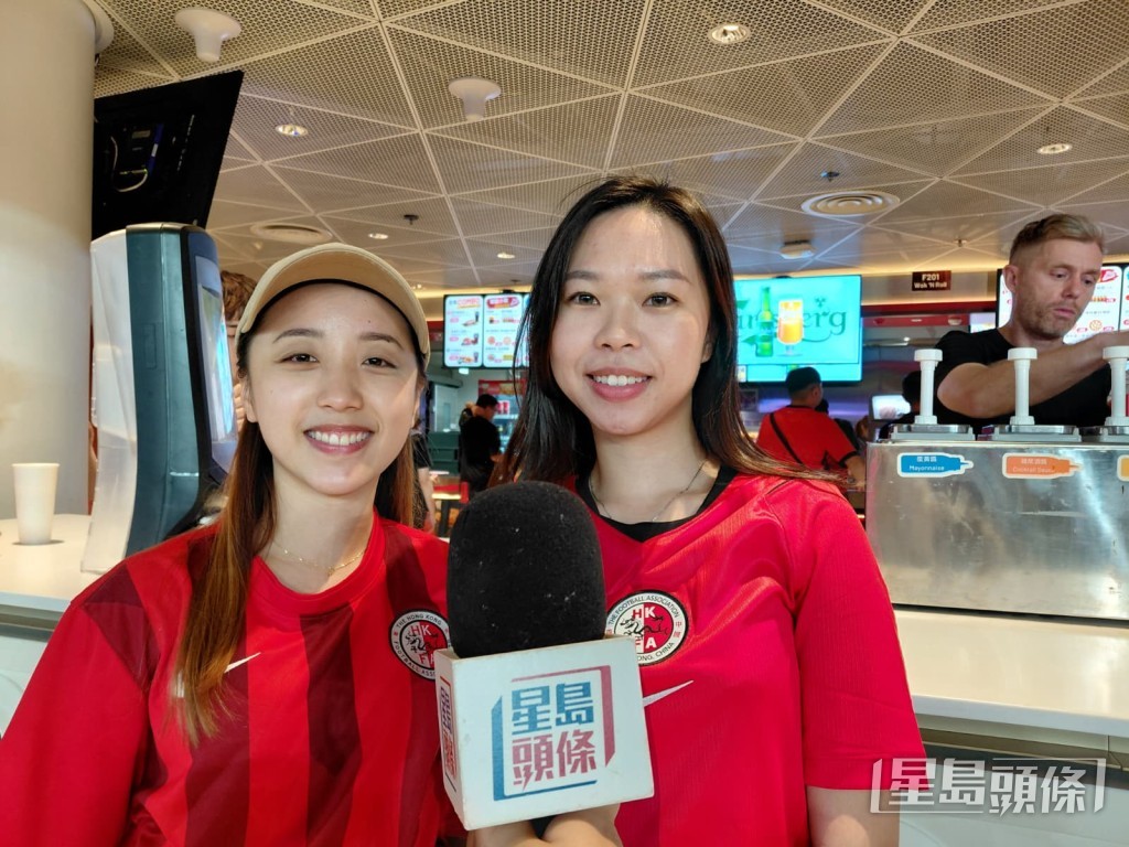 球迷黃小姐、麥小姐。周育瑩攝