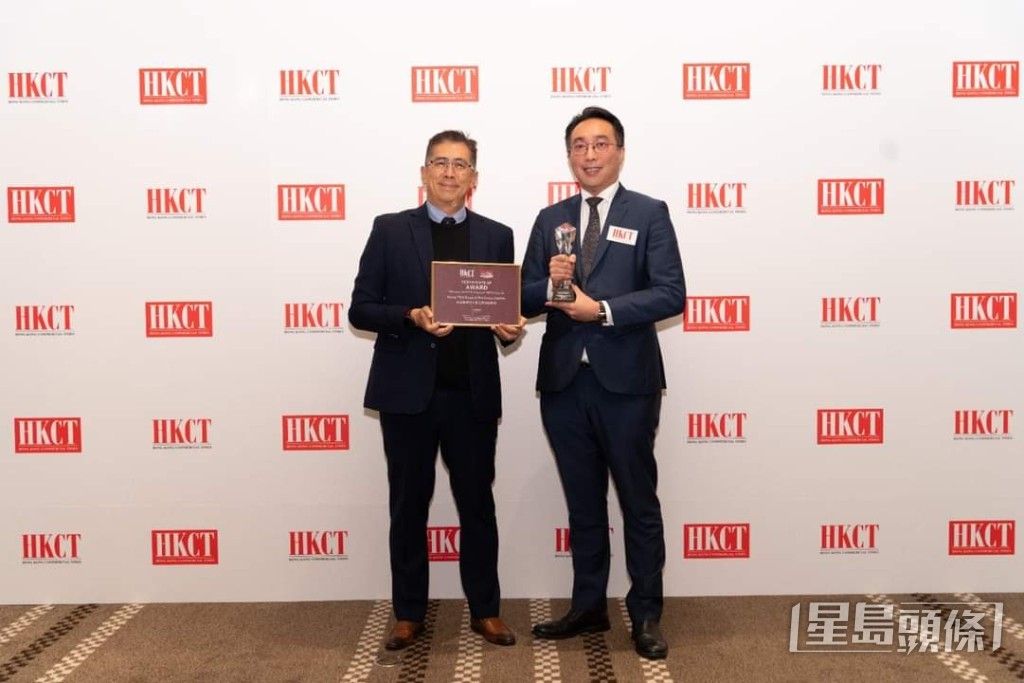 黃進達獲得HKCT企業大獎中,榮獲「年度最傑出共享工作空間平台獎」。 黃進達獲得HKCT企業大獎中,榮獲「年度最傑出共享工作空間平台獎」。