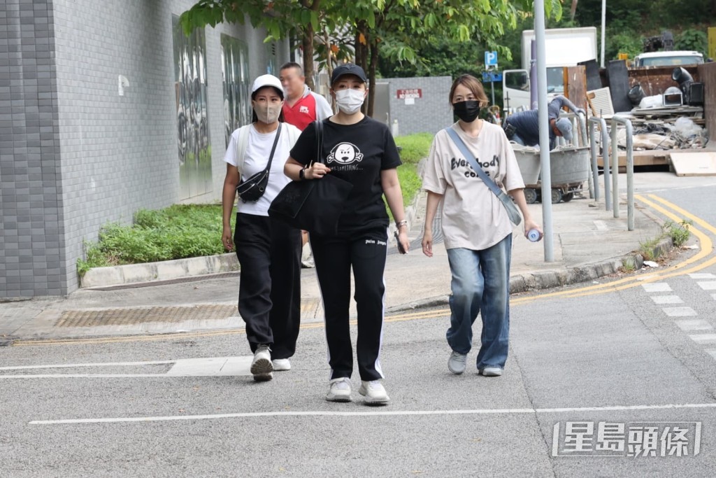 周家蔚隨後與湯盈盈、姚樂怡在停車場外會合探病。 周家蔚隨後與湯盈盈、姚樂怡在停車場外會合探病。