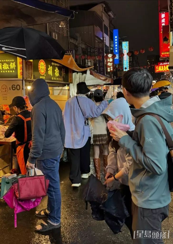 之前呂爵安被見到搭住林明禎肩膊。