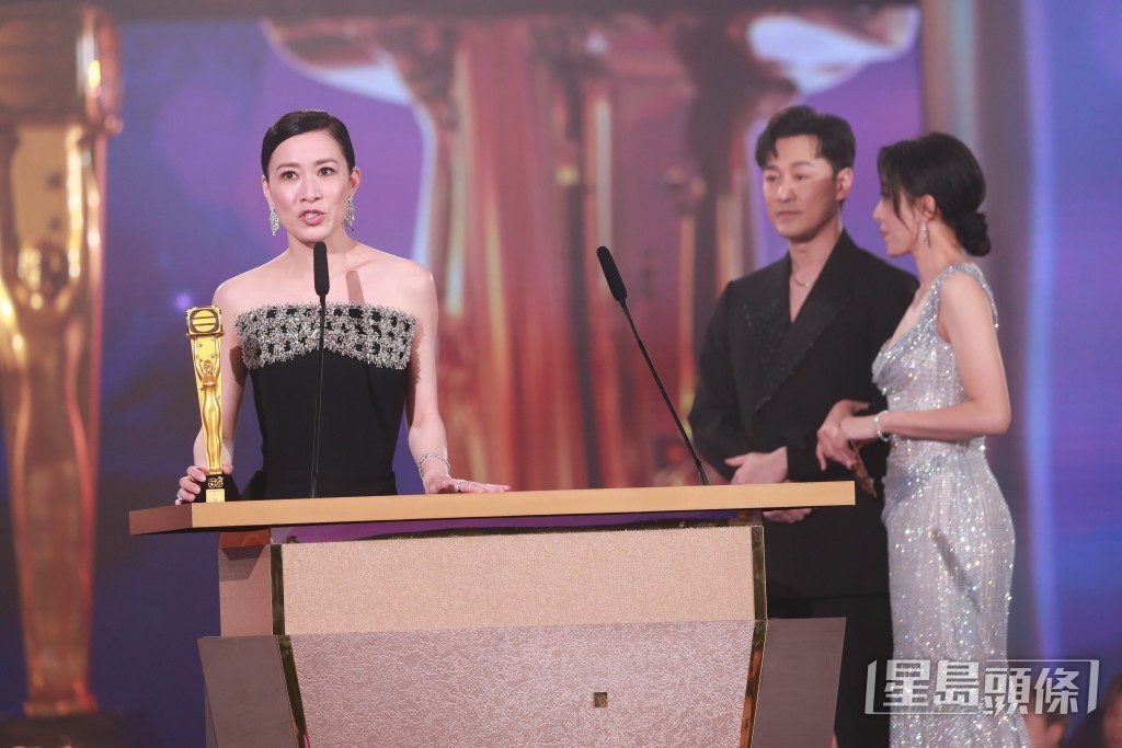 在《萬千星輝頒獎典禮2023》中，佘詩曼奪三料視后，大會更安排林峯與楊茜堯兩位好友頒獎。  ​