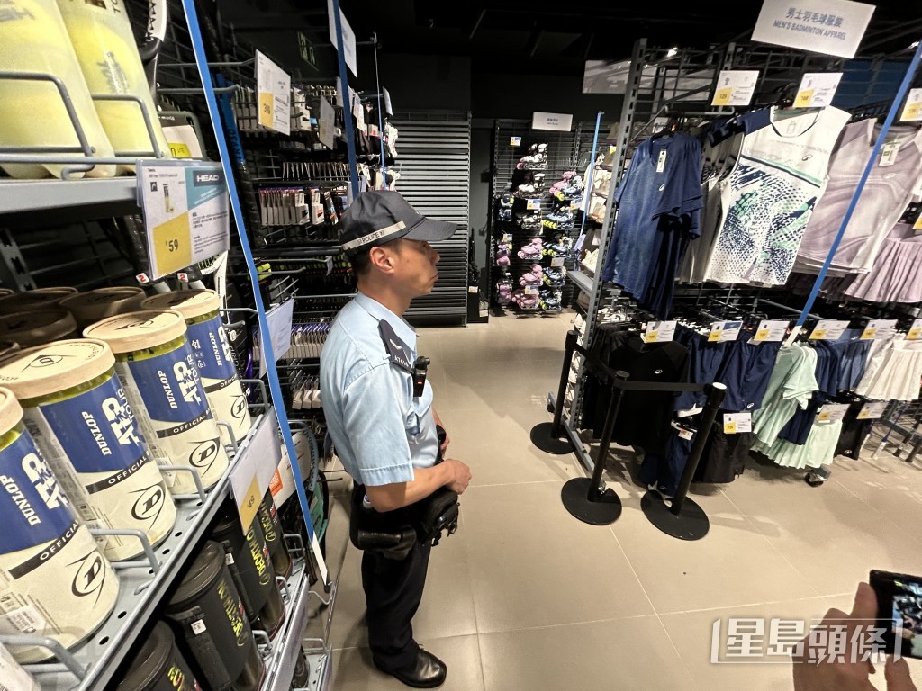 警員在店內調查。
