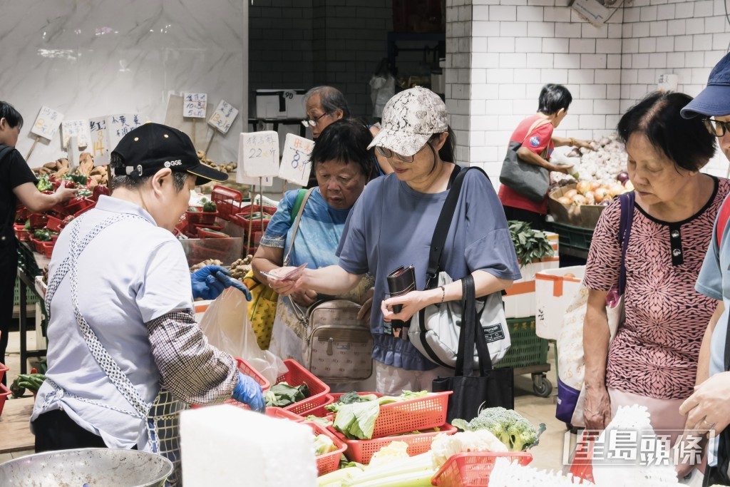不少市民會前往附近街市「掃貨」,購買生活用品及食物。 不少市民會前往附近街市「掃貨」,購買生活用品及食物。