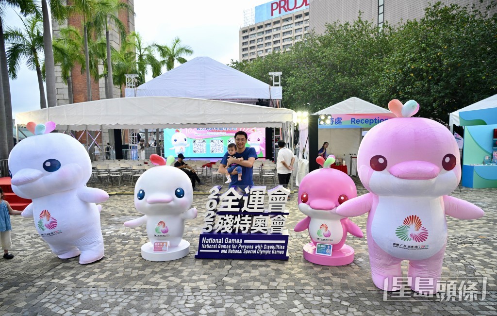 文化中心露天廣場擺放了全運會吉祥物供市民打卡。