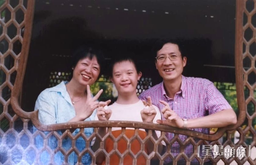 唐氏孩子朗恩(中)在父母的护荫下茁壮成长。 受访者提供 唐氏孩子朗恩(中)在父母的护荫下茁壮成长。 受访者提供