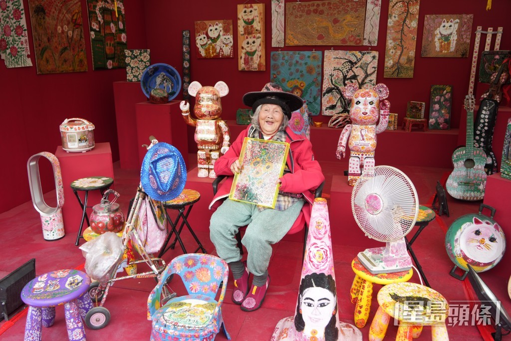 花展亦特別展出由94歲本地藝術家花婆婆在不同家具上繪畫「花」的家具藝術品。吳艷玲攝