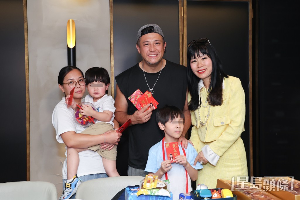 「大恩人」七師傅大派利是、玩具及月餅給Steven一家。