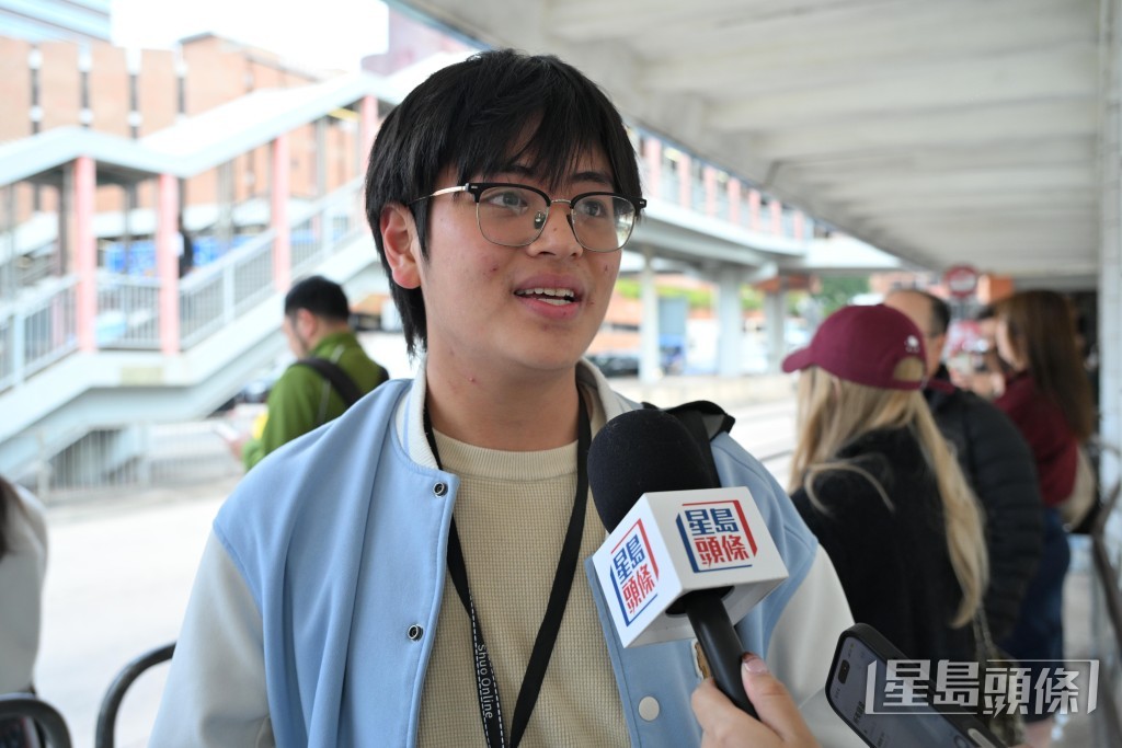 讀樹仁大學一年級的陳同學認為拿着大包小包就很難扣，「都有啲不方便」。