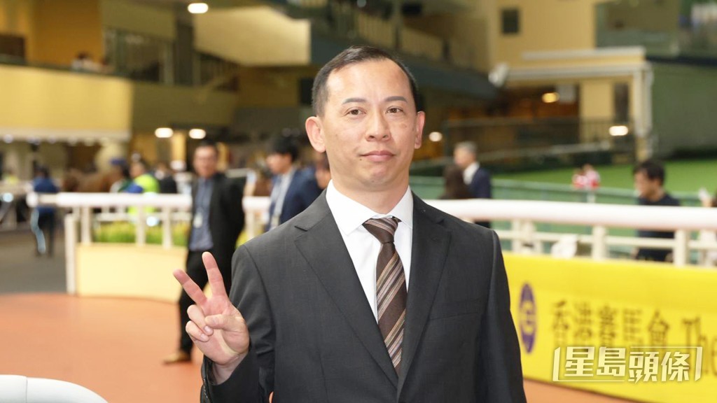 「小魔怪」今朝出跳時巫偉傑全程企在欄邊睇實,課後又趕到機坪接馬。 「小魔怪」今朝出跳時巫偉傑全程企在欄邊睇實,課後又趕到機坪接馬。