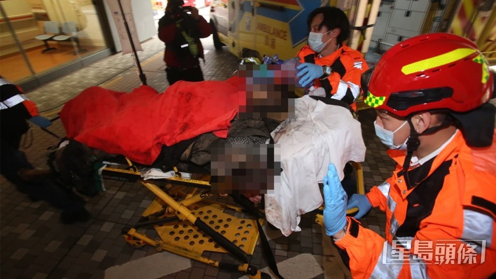 受傷的消防員身穿「黃金戰衣」，全身嚴重熏黑，送院時奄奄一息。