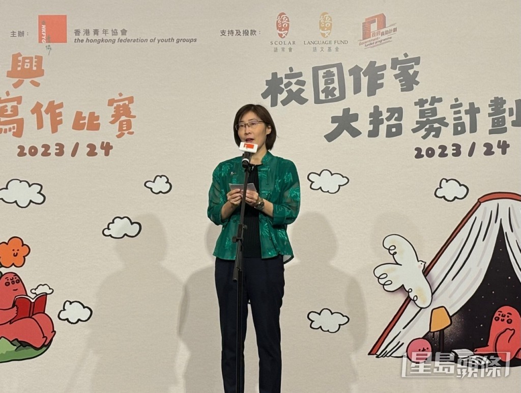 青协总干事徐小曼恭贺得奖学生，并勉励所有参加者创作更多优秀的中文作品。