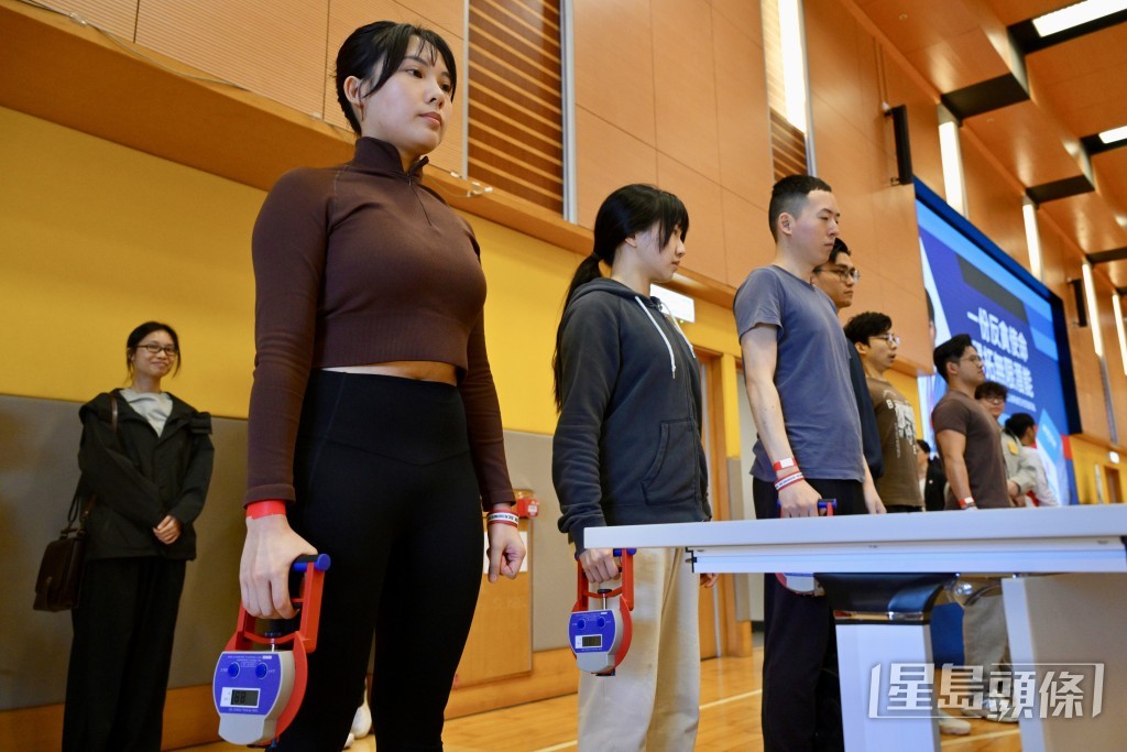 參加者可即場接受入職體能測試,測試包括手握力測試。蘇正謙攝 參加者可即場接受入職體能測試,測試包括手握力測試。蘇正謙攝