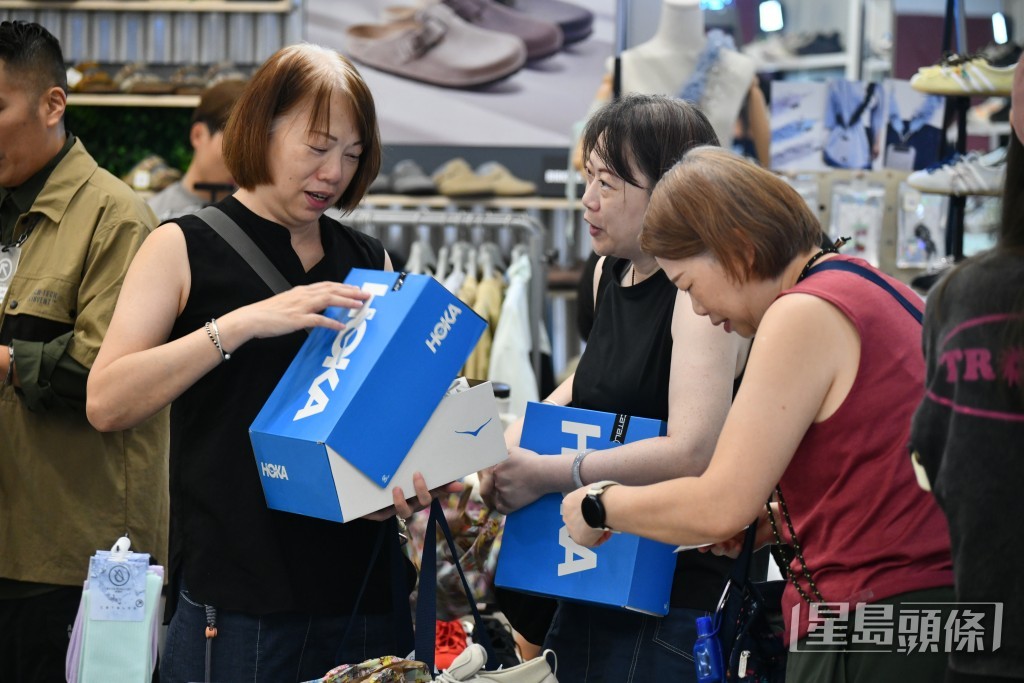 不少市民及遊客在商場內購物。