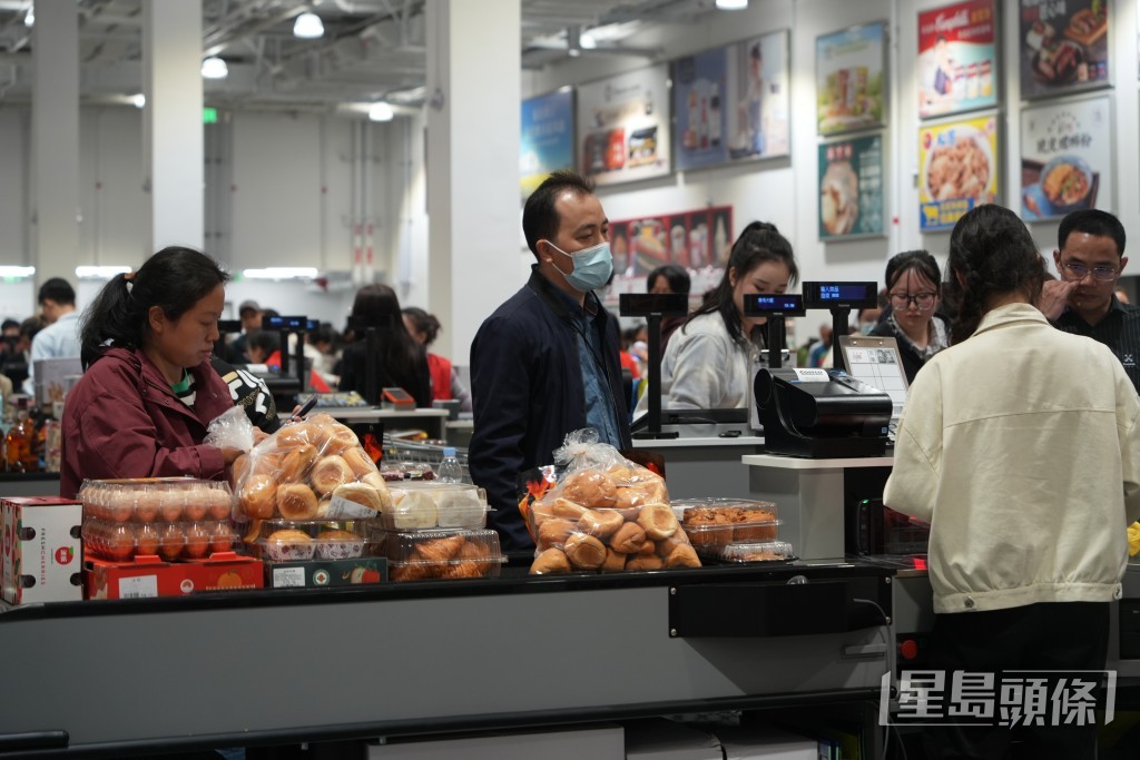 市民收穫豐碩。吳艷玲攝 市民收穫豐碩。吳艷玲攝