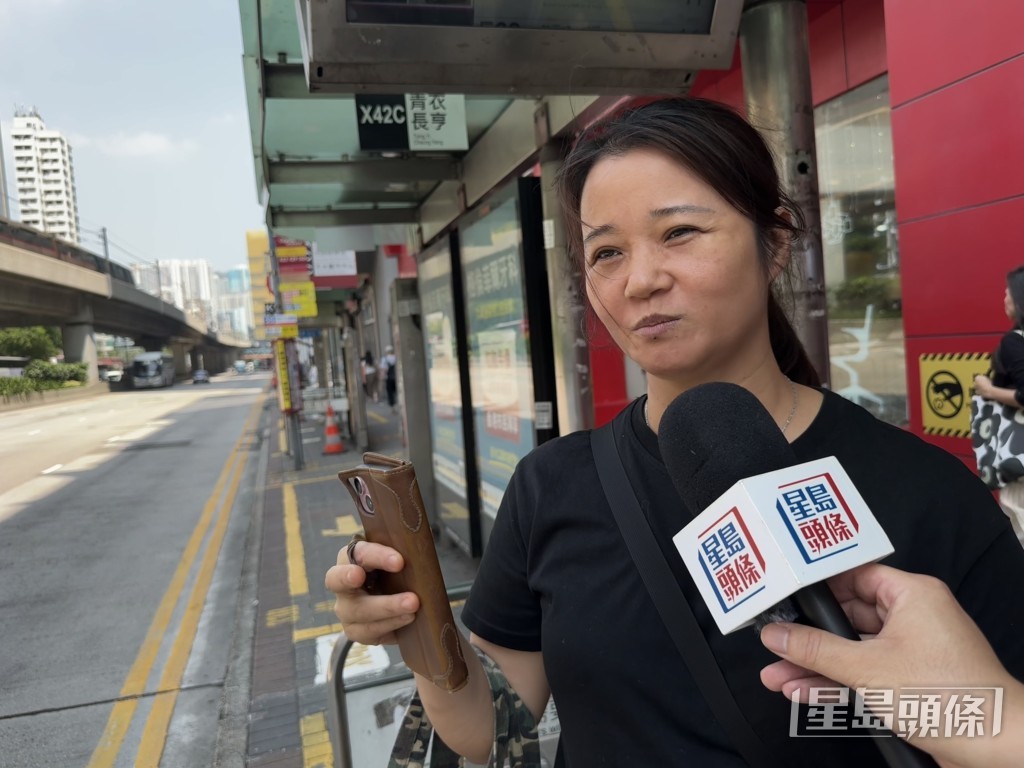 梁小姐直言「繁忙時間咁多乘客,企都無位企,就會好焗」。 梁小姐直言「繁忙時間咁多乘客,企都無位企,就會好焗」。