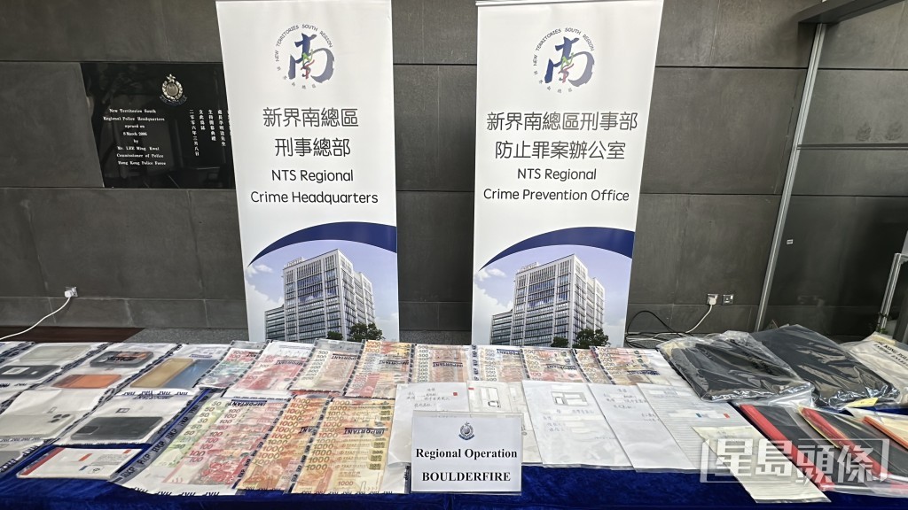 警方展示檢獲的證物。劉漢權攝