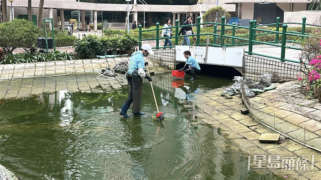 工人仍在洗池。