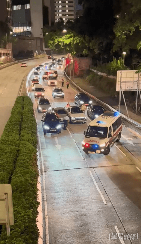 涉事的銀色私家車在公主道培正道休憩花園對開被截後，試圖多次強行在兩車之間穿過但不成功。