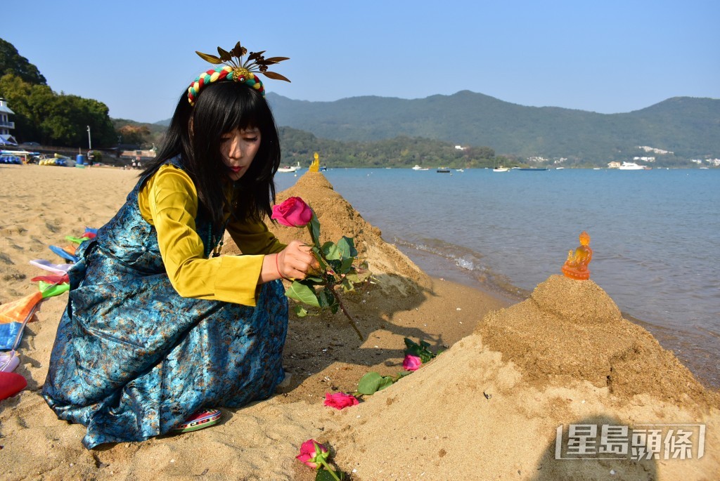 七師傅親自佈置沙佛塔。