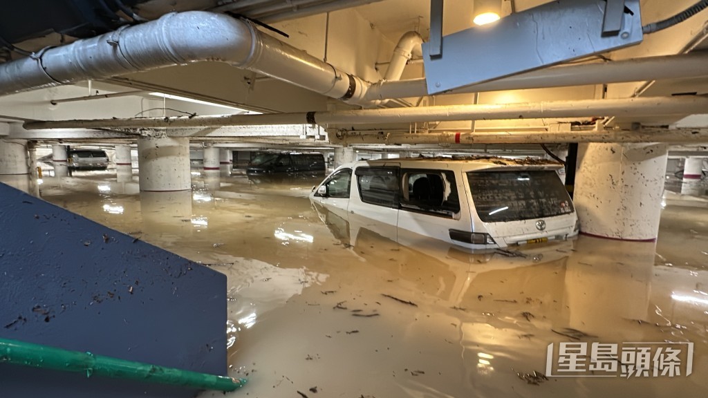 車場內水深浸了半架車身。資料圖片