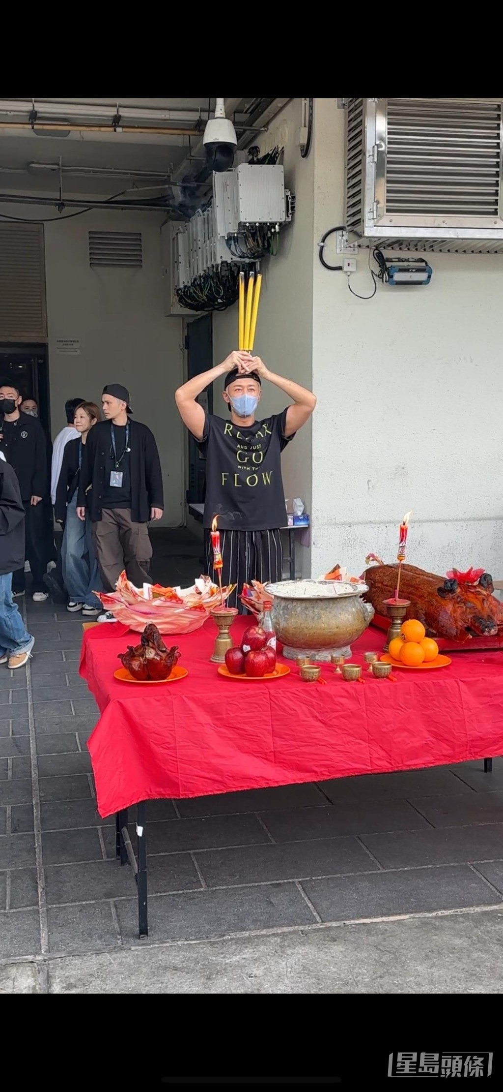 林峯戴帽和口罩上香,祈求演出順利。 林峯戴帽和口罩上香,祈求演出順利。