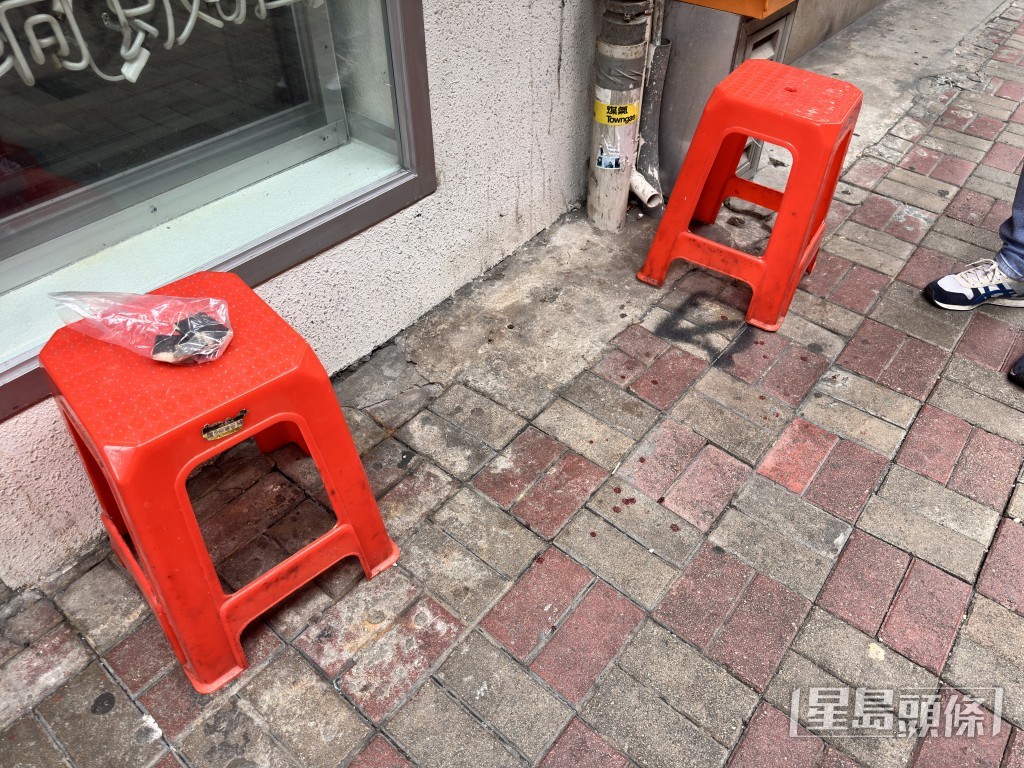婆婆偕友人坐在凳上談天期間被墮下瓦片擊中頭部，地面遺下血迹。梁國峰攝