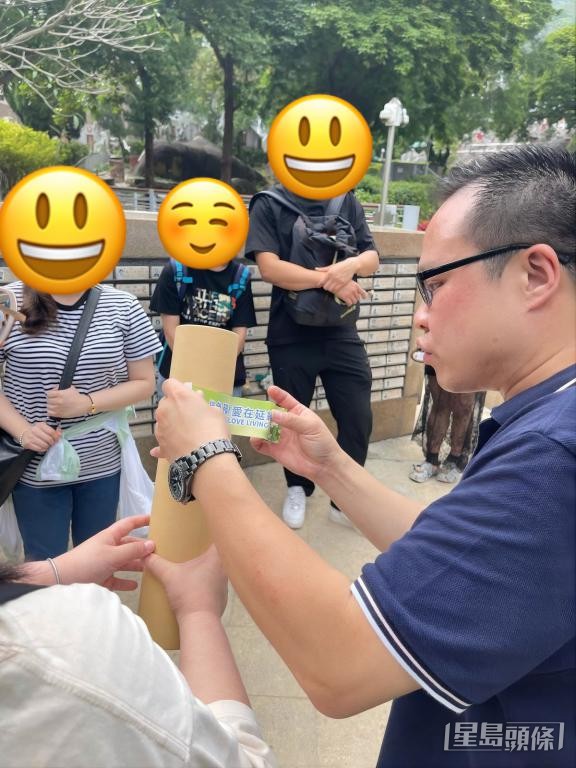 劉銳業帶學生參觀食環署轄下紀念花園,講解撒骨灰程序。 劉銳業帶學生參觀食環署轄下紀念花園,講解撒骨灰程序。