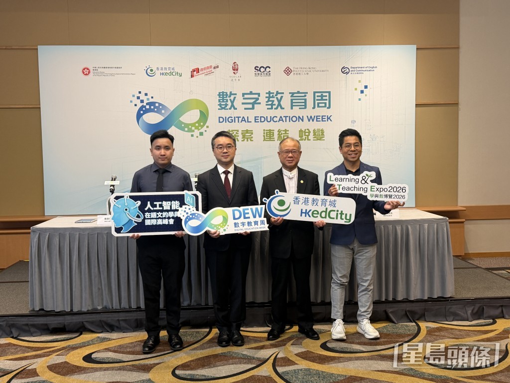 教育局副局長施俊輝（左二）。