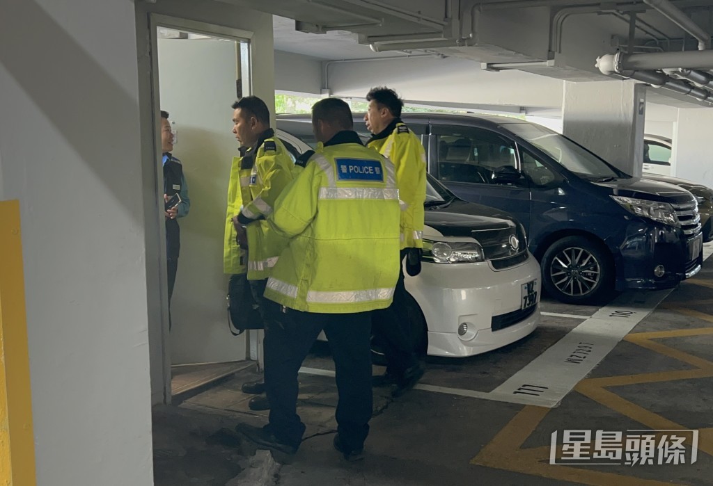 警員到附近停車場翻看閉路電視記錄。林思明攝