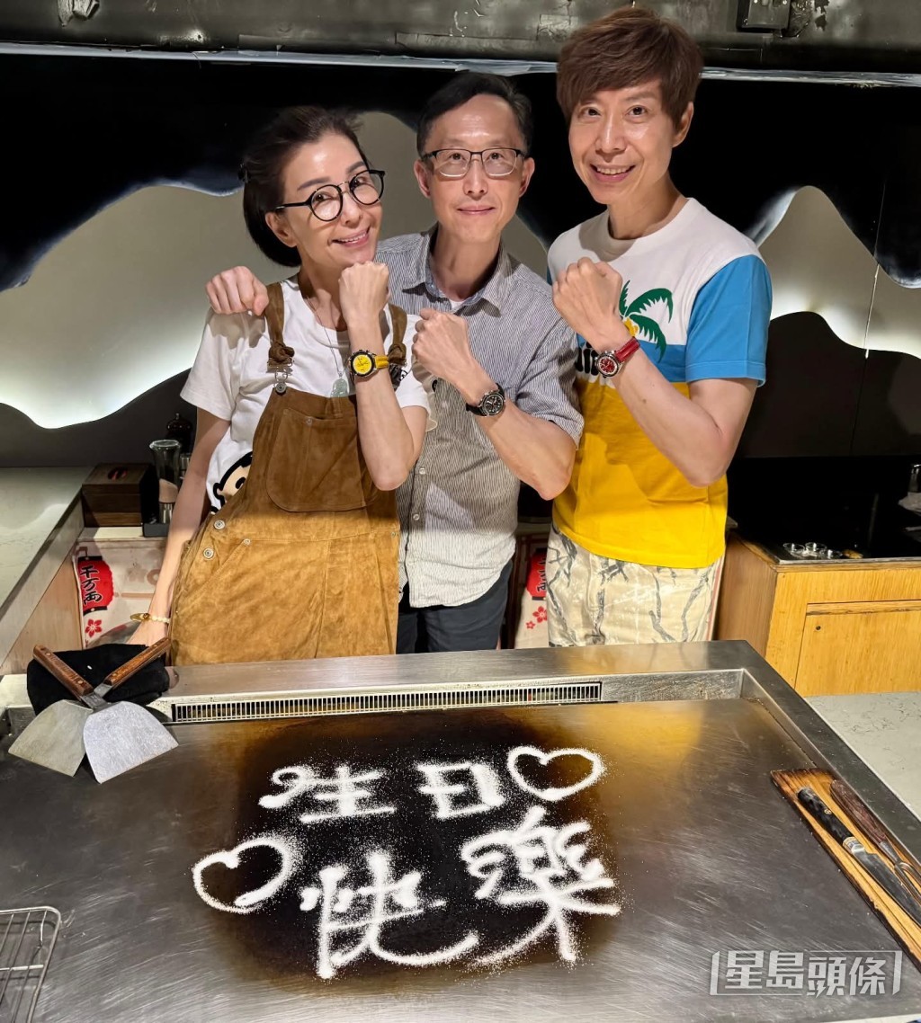 伍詠薇32年前所贈名錶,兩位哥哥現今飯聚齊戴上。 伍詠薇32年前所贈名錶,兩位哥哥現今飯聚齊戴上。