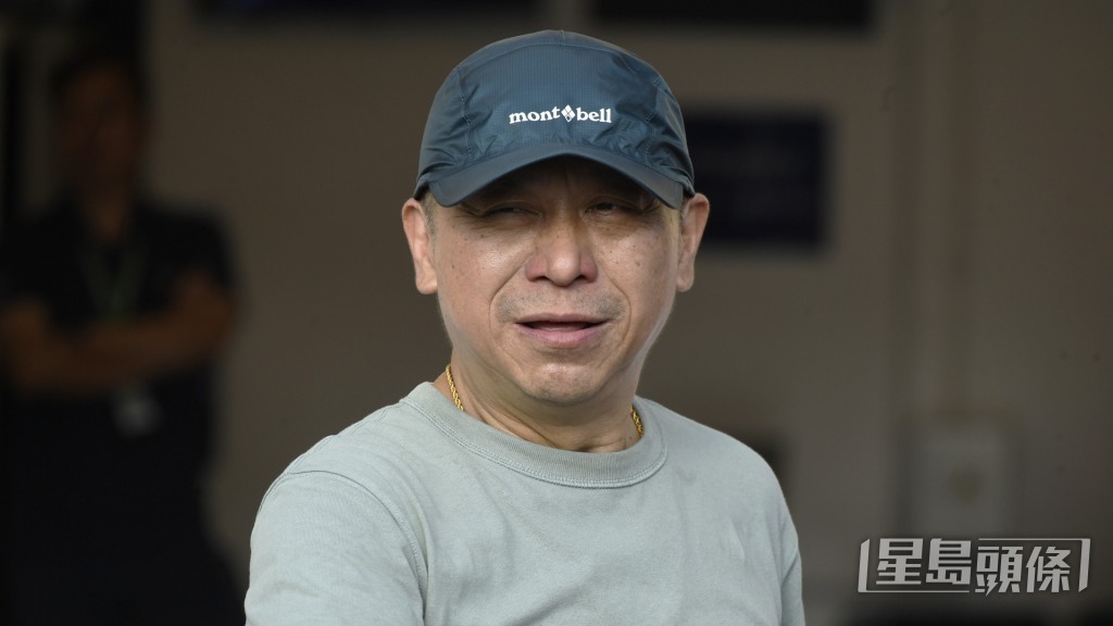 今朝「浪漫鬥士」出跳時沈集成走上烽火台頂樓睇實走勢，當時並叫手足拍低出跳過程。